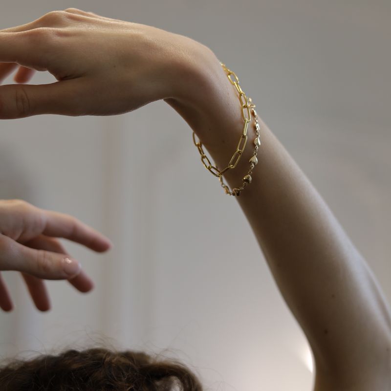 Pulseiras douradas no braço