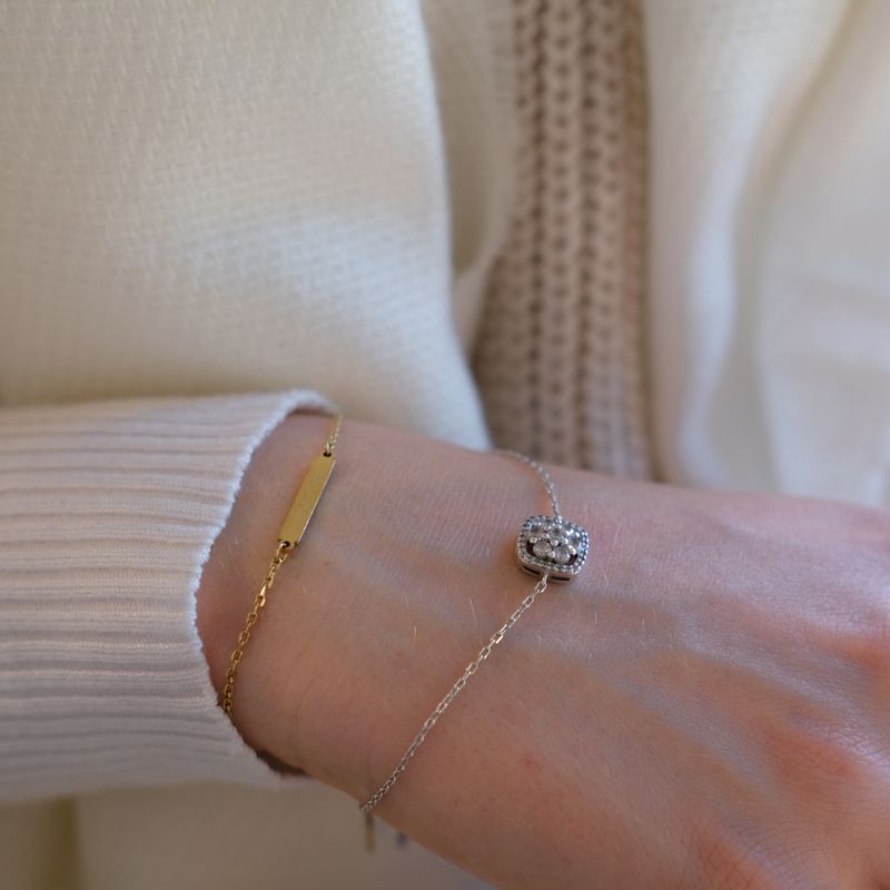 Pulseiras douradas e prateadas no pulso